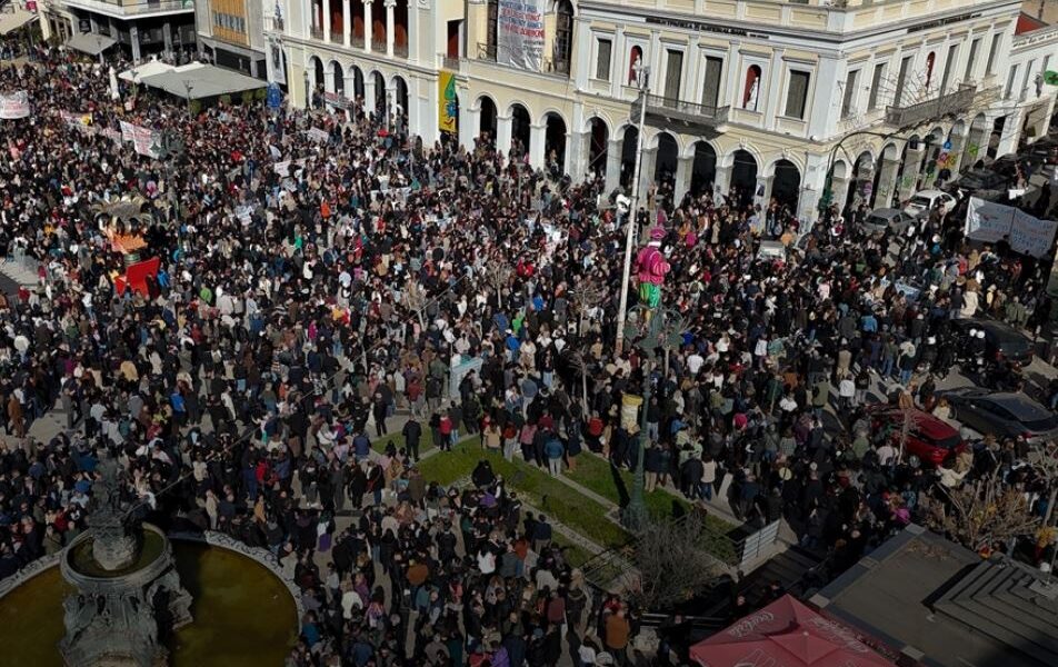Πάτρα, Δικαιοσύνη, Τέμπη, Απεργιακές Κινητοποιήσεις, Συγκεντρώσεις, Πόρισμα ΕΟΔΑΣΑΑΜ, Λαθραίο Καύσιμο, Σύμβαση 717, Θύματα, Διαμαρτυρίες, Έγκλημα, Απόδοση Ευθυνών, Δρόμοι, Διαδηλώσεις, Μαζικότητα, Ασφάλεια, Πολίτες