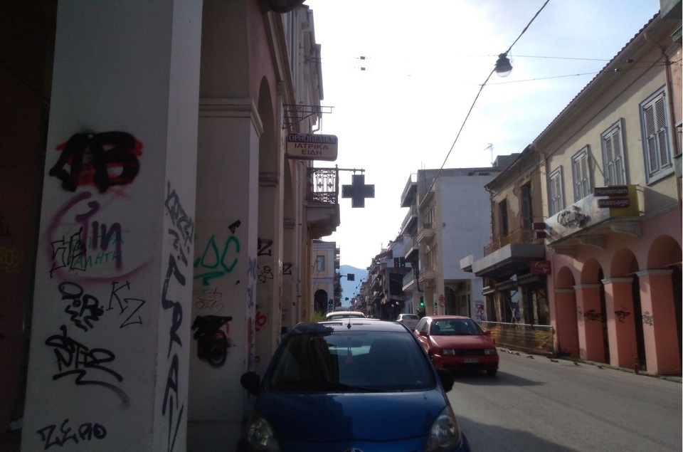 Πάτρα, τροχαία, γερανός, σήματα, απαγόρευση στάθμευσης, οδός Γερμανού, σταθμευμένα οχήματα, κυκλοφοριακό, παράνομη στάθμευση, κυκλοφοριακή συμφόρηση, παράνοια, δρόμος, κανόνες κυκλοφορίας, αστυνόμευση, παραβάσεις