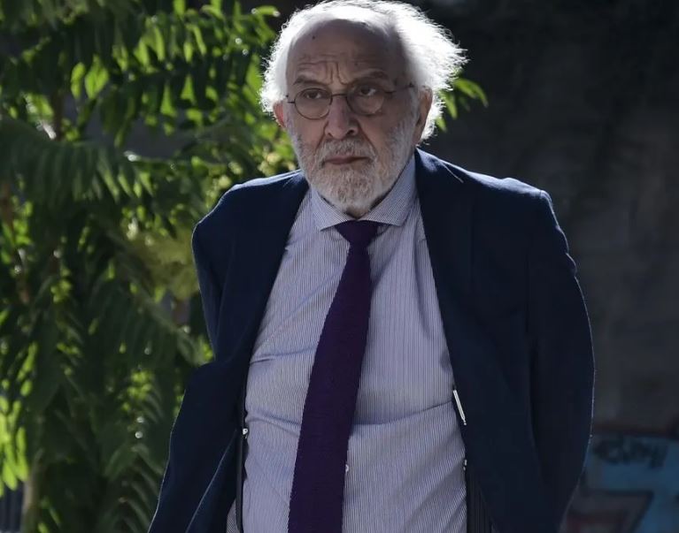 Αλέξανδρος Λυκουρέζος, νοσοκομείο, Ερυθρός Σταυρός, εγκεφαλικό επεισόδιο, 91χρονος, ποινικολόγος, διακομιδή, εξετάσεις, υγεία, NEWS 24/7