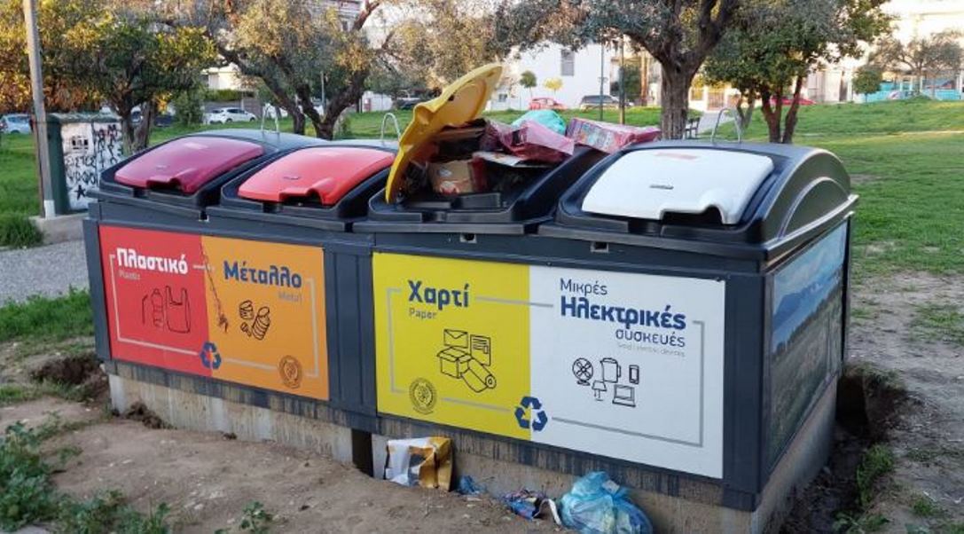 ανακύκλωση, Πάτρα, έξυπνοι κάδοι, Open Mall, εικόνα πόλης, μπλε κάδοι, πράσινοι κάδοι, διαχείριση απορριμμάτων, αισθητική, περιβαλλοντική συνείδηση, βελτίωση, βιωσιμότητα, απορρίμματα, καθαριότητα, πόλη, περιβαλλοντική πολιτική, δημοτική αρχή, πολίτες, ευαισθητοποίηση, ανακύκλωση υλικών