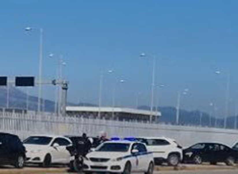 Τροχαία, Πάτρα, Ακτή Δυμαίων, παράνομη στάθμευση, πεζοδρόμιο, κλήσεις, πρόστιμα, Ελληνικό Ανοιχτό Πανεπιστήμιο, ορκωμοσία, απονομή πτυχίων, Royal, Άμεση Δράση, δικυκλιστές, περιπολικό, Λαδόπουλος, καταγγελία, κυκλοφοριακό πρόβλημα