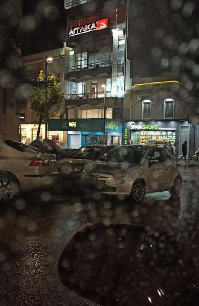 τριπλοπαρκάρισμα, Πάτρα, κυκλοφοριακό, Γούναρη, παράνομη στάθμευση, θέση αναπήρων, ράμπα πεζών, κάδος απορριμμάτων, χάος, οδηγοί, πεζοί, εκνευρισμός, βροχή, κυκλοφοριακή αιχμή, ασυνείδητοι οδηγοί