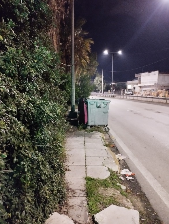 πεζοδρόμια, Πάτρα, προσβασιμότητα, εμπόδια, σπασμένα πεζοδρόμια, κολώνα, πράσινο, κάδος, πεζοί, δημόσιοι χώροι, συντήρηση, αναγκαία μέτρα, καθημερινή ζωή, προσβασιμότητα πεζών, ασφάλεια, πόλη