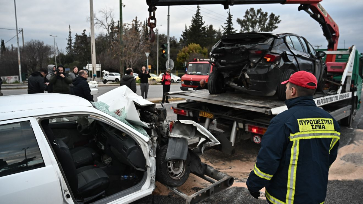 τροχαίο δυστύχημα, λεωφόρος Κατεχάκη, οικογενειακή τραγωδία, 91χρονος οδηγός, 83χρονη σύζυγος, 56χρονος γιος, κόκκινο φανάρι, σύγκρουση, ταξί, ΕΚΑΒ, θύματα, τοπική κοινωνία, Τροχαία, έρευνα, συλλυπητήρια, τραύματα, σωστικά συνεργεία, Καθαρά Δευτέρα, πένθος, ατύχημα