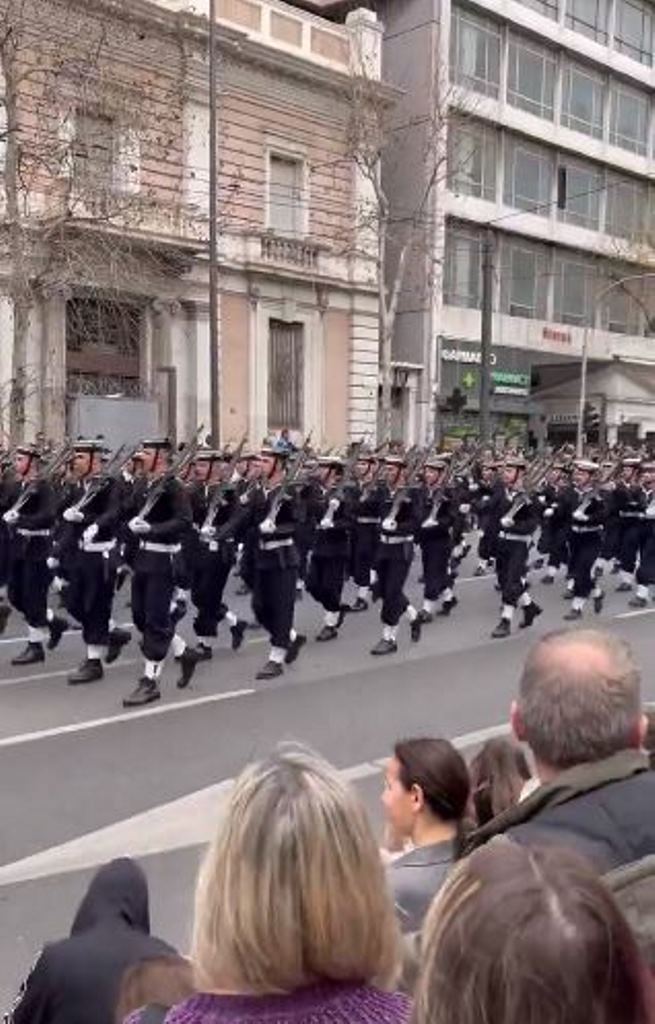 Παρέλαση, 25η Μαρτίου, ΣΜΥΝ, δόκιμοι υπαξιωματικοί, πειθαρχικό παράπτωμα, υβριστικό σύνθημα, Κύπρος, Τουρκία, Πολεμικό Ναυτικό, πειθαρχία, εθνική τιμή, κοινωνικά δίκτυα, στρατιωτική ηθική, διεθνείς σχέσεις, στρατιωτικές σχολές
