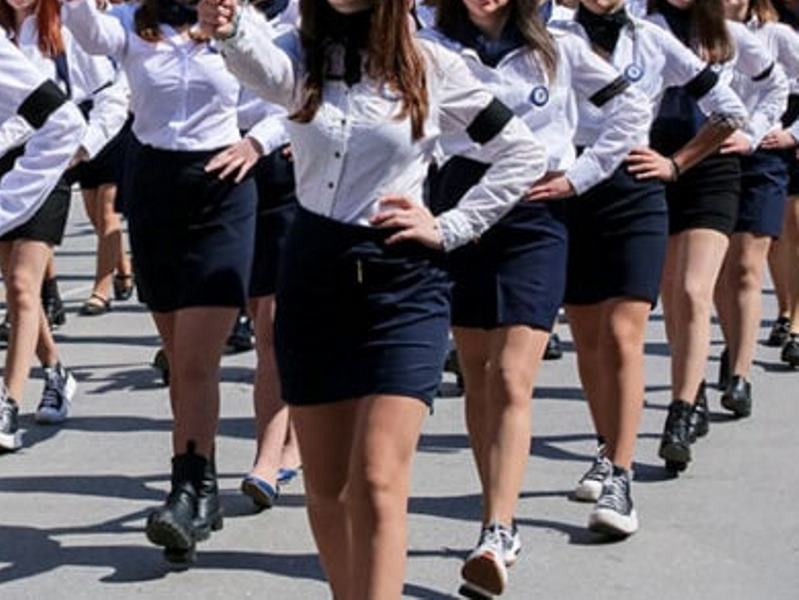 Παρέλαση, Πάτρα, γυμναστής, μαθήτριες, εξωτερική εμφάνιση, καταγγελίες, γονείς, Διεύθυνση Δευτεροβάθμιας Εκπαίδευσης, Ευγενία Πιερρή, απολογία, αυτοεκτίμηση, κοινωνικές αντιδράσεις, σχολείο, επιλογή, κριτήρια, κυρώσεις, έρευνα, αδικία, δικαιώματα μαθητριών, αξία, επιτεύγματα