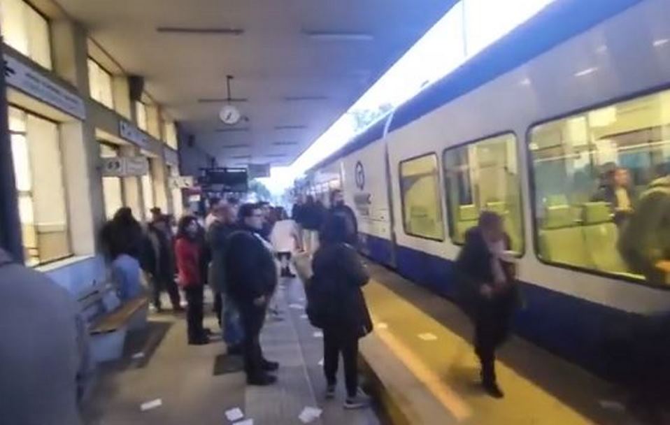 Ακτιβιστική διαμαρτυρία, Τέμπη, δικαιοσύνη, τραγωδία, ΟΣΕ, Πάτρα, προαστιακός, σιδηροδρομική γραμμή, συνθήματα, πλακάτ, αποβάθρες, τρικάκια, αστυνομία, ευθύνες, δυστύχημα