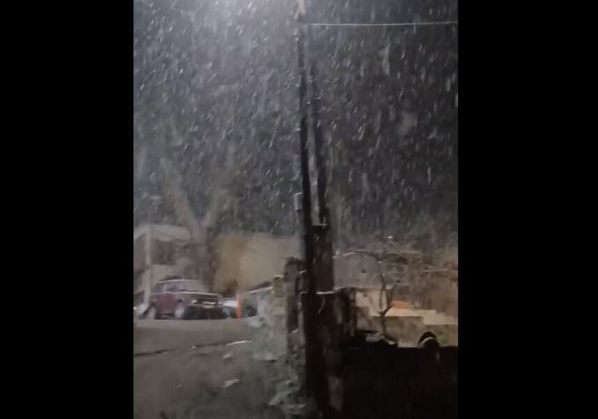 Ισχυρή χιονόπτωση, Περιστέρα Καλαβρύτων, Τρίτη βράδυ, μετεωρολογικές προβλέψεις, επιδείνωση καιρού, πυκνό χιόνι, χειμωνιάτικο τοπίο, δύσκολες καιρικές συνθήκες, προσοχή στις μετακινήσεις, βίντεο, σφοδρότητα φαινομένου