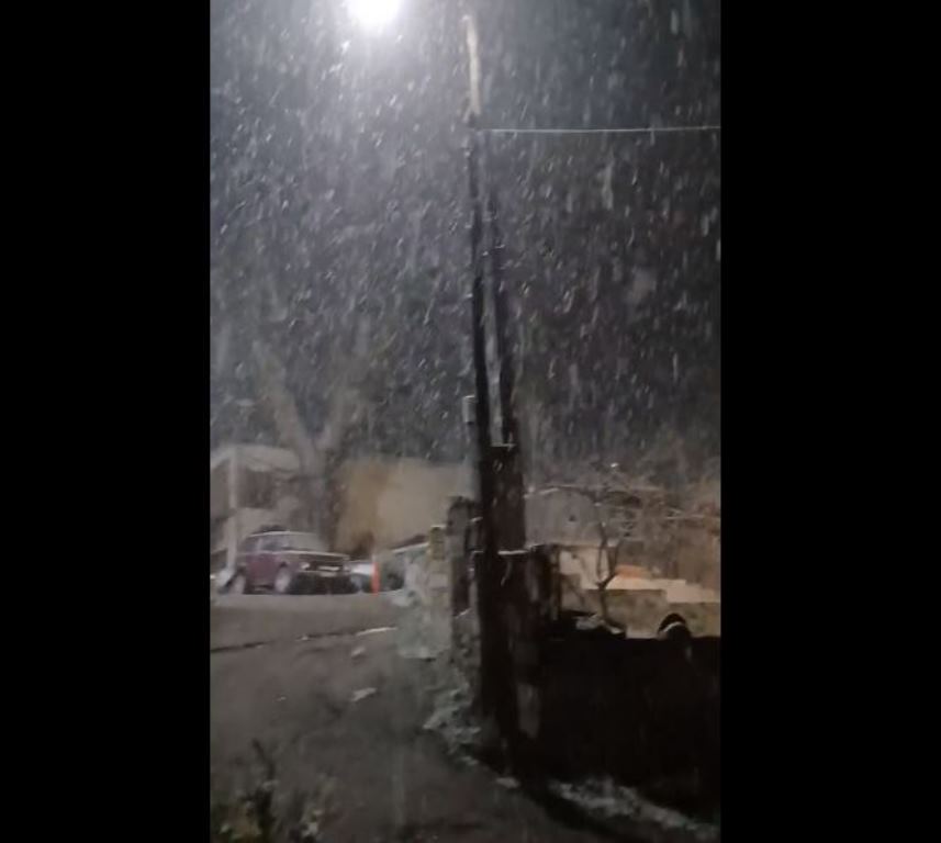 Ισχυρή χιονόπτωση, Περιστέρα Καλαβρύτων, Τρίτη βράδυ, μετεωρολογικές προβλέψεις, επιδείνωση καιρού, πυκνό χιόνι, χειμωνιάτικο τοπίο, δύσκολες καιρικές συνθήκες, προσοχή στις μετακινήσεις, βίντεο, σφοδρότητα φαινομένου