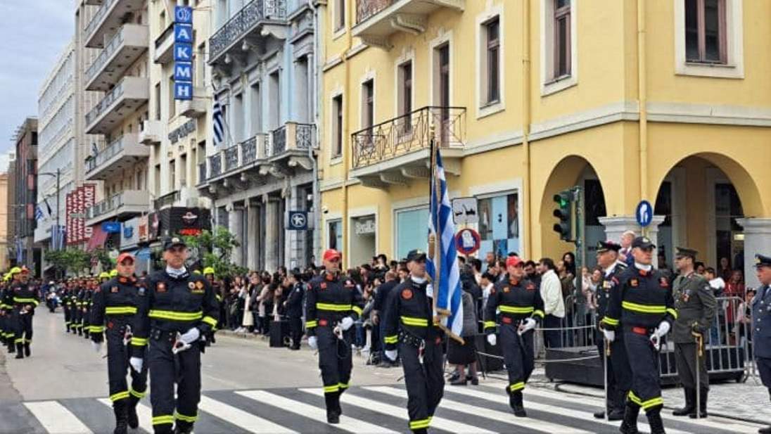 Μεγαλοπρέπεια, εορτασμός, εθνική επέτειος, Πάτρα, παρέλαση, Αγίου Ανδρέου, μαθητές, στρατιωτικά αγήματα, ήρωες, Ελληνική Επανάσταση, 1821, δήμαρχος, τοπικές αρχές, πολίτες, δοξολογία, Ιερός Ναός Αγίου Ανδρέα, κατάθεση στεφάνων, Ηρώο, παραδοσιακοί χοροί, πατριωτικά τραγούδια, συγκίνηση, εθνική ανάταση, ενότητα, ελπίδα