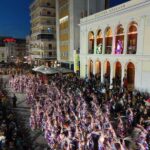 Πατρινό Καρναβάλι, νυχτερινή ποδαράτη, γιορτή, χορός, κέφι, καρναβαλιστές, Πάτρα, πλατεία Γεωργίου Α', οδός Κορίνθου, ρυθμός, ενέργεια, στολές, νεανικότητα, δημιουργικότητα, ανεμελιά, μουσική, παρέλαση, νύχτα, διασκέδαση, παράδοση, εμπειρία, μαγεία, πάθος, χιούμορ, φαντασία, χαρά