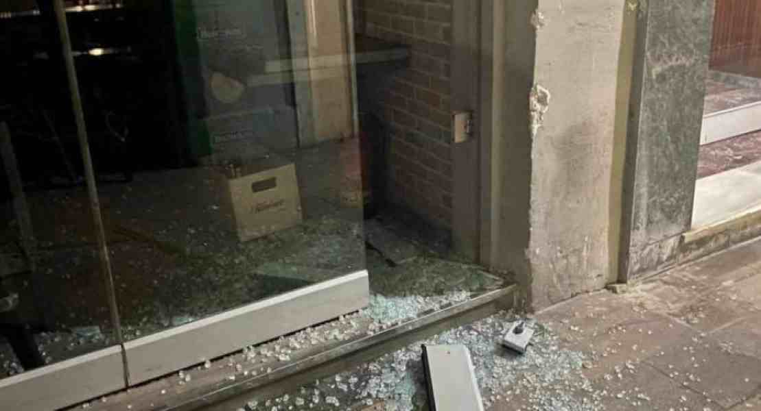 διάρρηξη, καφετέρια, πλατεία Γεωργίου, Πάτρα, αστυνομία, αστυνομικό τμήμα, τζαμαρία, κατάστημα, ύπνος, περίεργο περιστατικό, διανυκτέρευση, απίστευτο συμβάν, αστυνομική επιχείρηση, προσαγωγή, άστεγος, παραβατικότητα, ασφάλεια Πάτρας