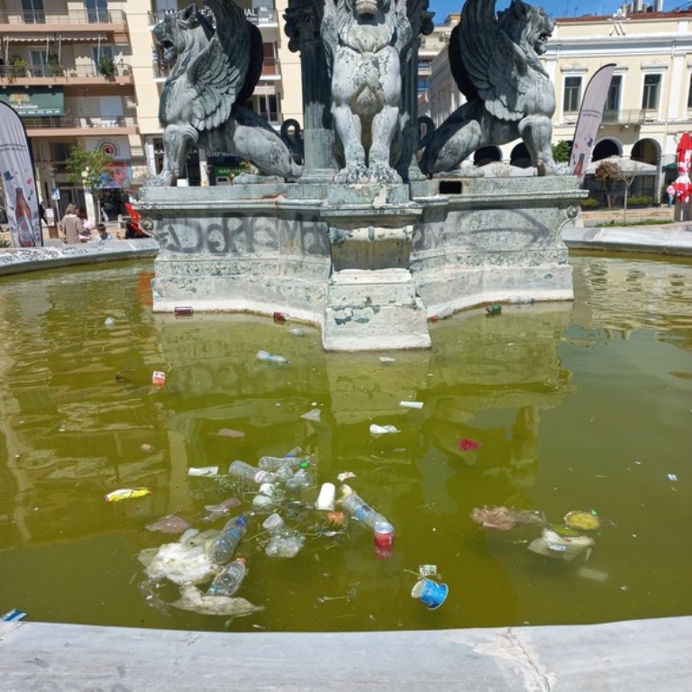 συντριβάνια, Πλατεία Γεωργίου, Πάτρα, σκουριά, βρωμιά, εγκατάλειψη, λιοντάρια, ιστορικά μνημεία, κέντρο Πάτρας, υγρασία, πρασινισμένα νερά, δημοτική αμέλεια, φθορά, συντήρηση, καθαρισμός, πολιτιστική κληρονομιά, αισθητική υποβάθμιση, δημόσιος χώρος, Πατρινή πλατεία, SOS