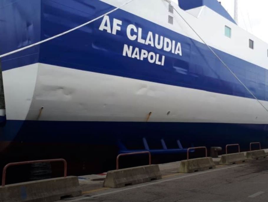 Πάτρα, λιμάνι, ναυτικός, θανάσιμος τραυματισμός, νταλίκα, φορτηγό, δυστύχημα, πλοίο Claudia, Κοινοπραξία, όπισθεν, εκφόρτωση, Ιταλία, Κεντρικό Λιμεναρχείο Πατρών, προανάκριση, οδηγός, σύλληψη, τραγωδία, καταπέλτης, μέλος πληρώματος, ΕΚΑΒ