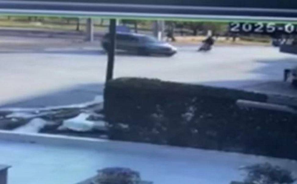 τροχαίο ατύχημα, Σαγέικα, Δυτική Αχαΐα, εγκατάλειψη, ασυνείδητος οδηγός, αλλοδαπός οδηγός, τραυματισμός, νεαροί επιβαίνοντες, αναστροφή, κάμερα ασφαλείας, βίντεο ντοκουμέντο, αστυνομική προανάκριση, μαρτυρία συγγενών, μέσα κοινωνικής δικτύωσης, αναζήτηση πληροφοριών