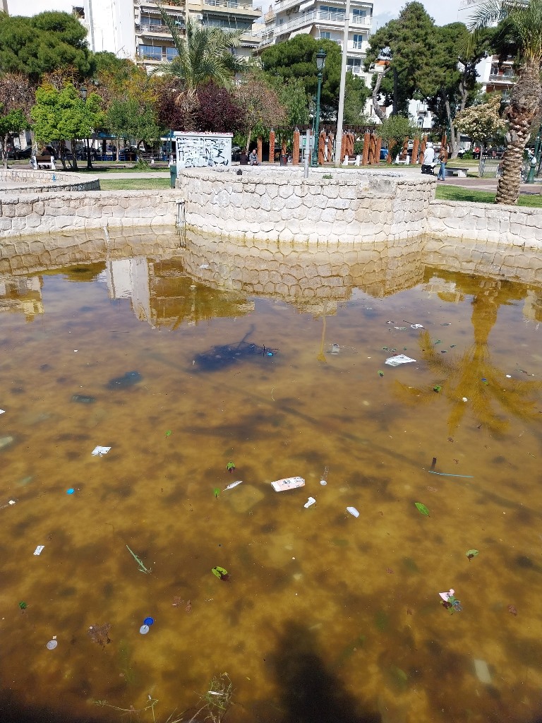 Πάτρα, συντριβάνια, Πλατεία Γεωργίου, Ψηλαλώνια, Πλατεία Ομονοίας, εγκατάλειψη, παραμέληση, σήψη, αποσύνθεση, δημοτική αρχή, συντήρηση, πολιτιστική κληρονομιά, δημόσιος χώρος, υποβάθμιση, αδιαφορία, ευθύνη, αποκατάσταση, ανάγκη δράσης