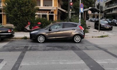 παρκάρισμα σε διάβαση, παράνομη στάθμευση, ράμπα αναπήρων, ασέβεια στον δημόσιο χώρο, δικαιώματα ΑμεΑ, παραβάσεις στάθμευσης, κοινωνική ευαισθησία, σεβασμός πεζών, κλείσιμο ράμπας ΑμεΑ, πολιτισμένη κοινωνία, αστική αναλγησία, προσβασιμότητα πόλης, παράβαση ΚΟΚ, κοινωνική υπευθυνότητα, σεβασμός στο δημόσιο χώρο