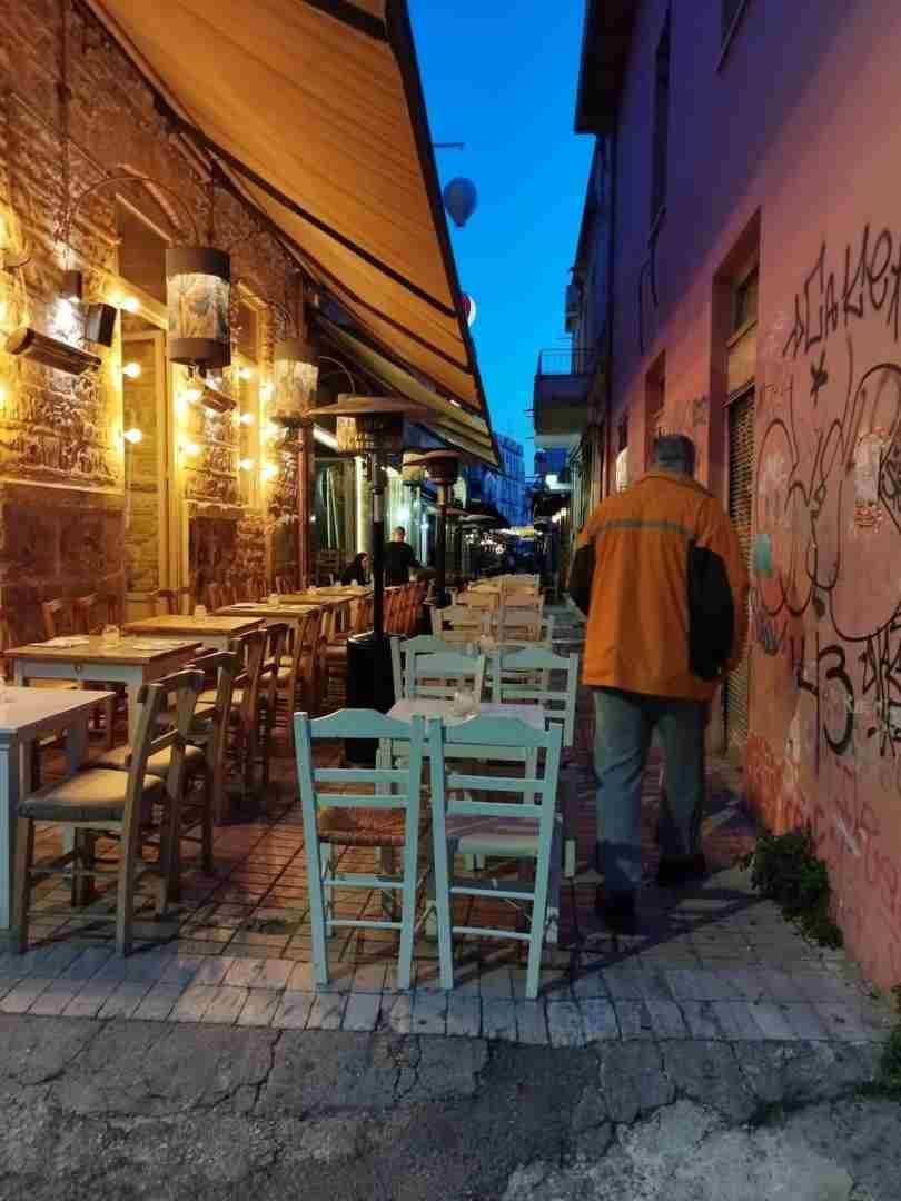 πεζόδρομος Ηφαίστου, τραπεζοκαθίσματα, κάτοικοι Πάτρας, Δήμος Πατρέων, ΣΚΕΑΝΑ, παρανομία, έλεγχοι Δήμου, καταλήψεις δημόσιου χώρου, κυκλώματα προστασίας, φόβος κατοίκων, ανθρώποι της νύχτας, παραβάσεις, πεζόδρομος Τριών Ναυάρχων, Κάστρο Πάτρας, πρόστιμα καταστημάτων, κοινόχρηστοι χώροι, ανομία, παραεμπόριο, αστυνόμευση, ωράριο ελέγχων, τοπική αυτοδιοίκηση, προβλήματα γειτονιάς, σκάλες Αγίου Νικολάου, άτομα με αναπηρία, νομοθεσία, παρανομία στη νύχτα