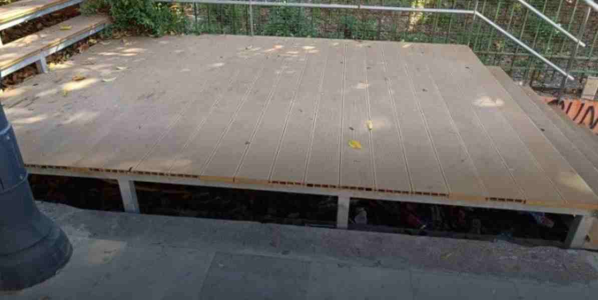 Γεροκωστοπούλου, Πάτρα, σκάλες, ξύλινη κατασκευή, ανάπλαση, νεότερα μνημεία, σκουπίδια, καθαριότητα, δημόσιος χώρος, πολιτιστική κληρονομιά, αισθητική, φθορά, εγκατάλειψη, δήμος, πολίτες, αστική ταυτότητα, περιβάλλον, υποδομές, σεβασμός, κοινωνική συνείδηση