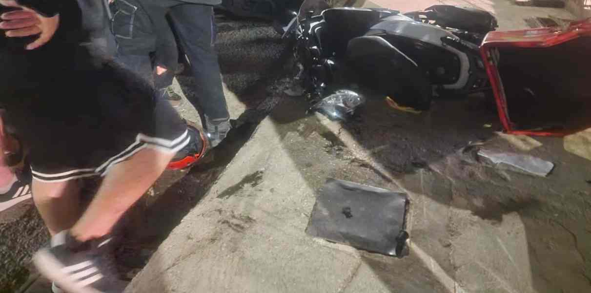 τροχαίο, Πάτρα, smart, διανομέας, ντελιβεράς, τροχαίο ατύχημα, εγκατάλειψη, τραυματισμός, Ασημάκη Φωτήλα, Ηλείας, συνοδηγός, χρήση αλκοόλ, σφοδρή σύγκρουση, νοσοκομείο, πλάτη, επείγοντα, ΚΟΚ, παραβίαση προτεραιότητας, καταγγελία, μήνυση, κατάστημα εστίασης, αστυνομική έρευνα, αυτόπτης μάρτυρας, τραυματίας, μηχανάκι, οδηγός εξαφανίστηκε