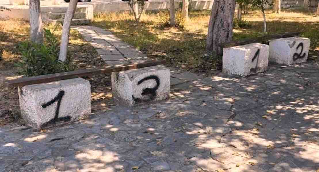 Πάτρα, πλατείες, εγκατάλειψη, συντήρηση, Αμπελόκηποι, δημόσιοι χώροι, καθαριότητα, ασφάλεια, κοινωνική ζωή, παγκάκια, χόρτα, απογοήτευση, δημοτική αρχή, επένδυση, ποιότητα ζωής, γειτονιές, αναψυχή, περιβαλλοντική φροντίδα, δημόσιος χώρος, κοινωνική ζωντάνια, αστική ανάπλαση, χώροι συνάντησης, δημόσια υπηρεσία, ευθύνη, βελτίωση, συντήρηση πλατειών