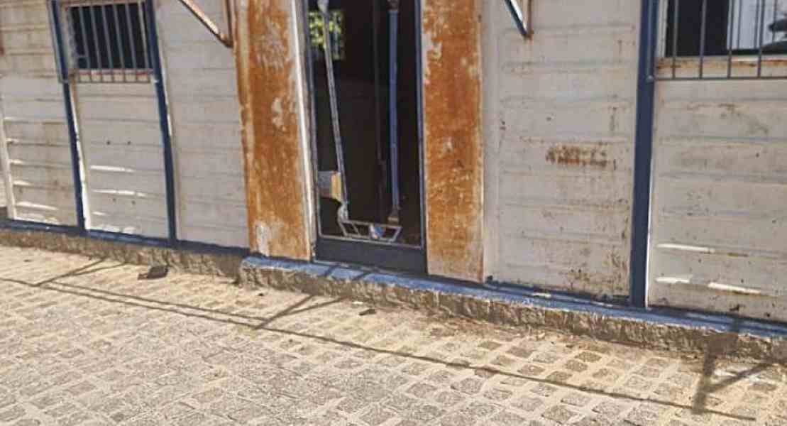 γήπεδο Γούβας, εγκατάλειψη, εστία μόλυνσης, Ρομά, δυσοσμία, βρωμιά, κάτοικοι, διαμαρτυρία, δημοτικές αρχές, ανάπλαση, δημόσιος χώρος, παιδική ασφάλεια, τοπική κοινωνία, γήπεδο γειτονιάς, παραμέληση, υγειονομικός κίνδυνος, ζήτηση παρέμβασης, Γούβα, Αθήνα, κοινωνικό πρόβλημα