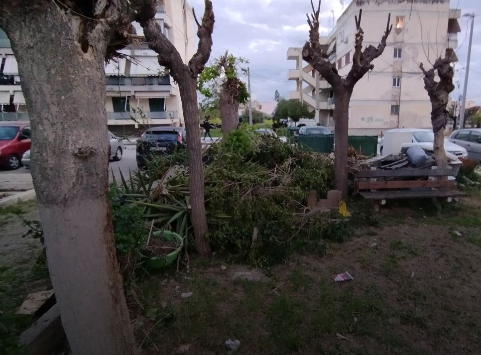 σκουπίδια, παράνομη απόρριψη, Δήμος, καθαριότητα, πολυκατοικίες, οδός Ταραμπούρα, 5ο Αστυνομικό Τμήμα, ποντίκια, δημόσια υγεία, κάτοικοι, παράπονα, σύλλογος, αδράνεια, καβγάδες, τρωκτικά, ογκώδη αντικείμενα, τουαλέτες, στρώματα, ντουλάπια, ασφάλεια, υποβάθμιση περιοχής, υπηρεσίες καθαριότητας, αμέλεια, τοπική αυτοδιοίκηση, αστική ρύπανση, υγειονομικός κίνδυνος