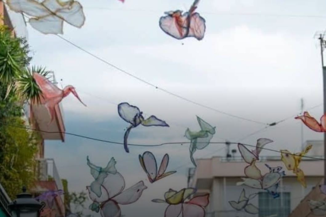 Πρωτομαγιά, Πάτρα, άνοιξη, εργατική τάξη, πλατεία Γεωργίου, Ρήγα Φεραίου, Τριών Ναυάρχων, Σαχτούρη, πεζόδρομος, νεραντζιές, διακόσμηση, πεταλούδες, γιορτή, κοινωνικοί αγώνες, εργατικά δικαιώματα, λουλούδια, πολιτισμός, πορεία, συμβολισμός, λαός