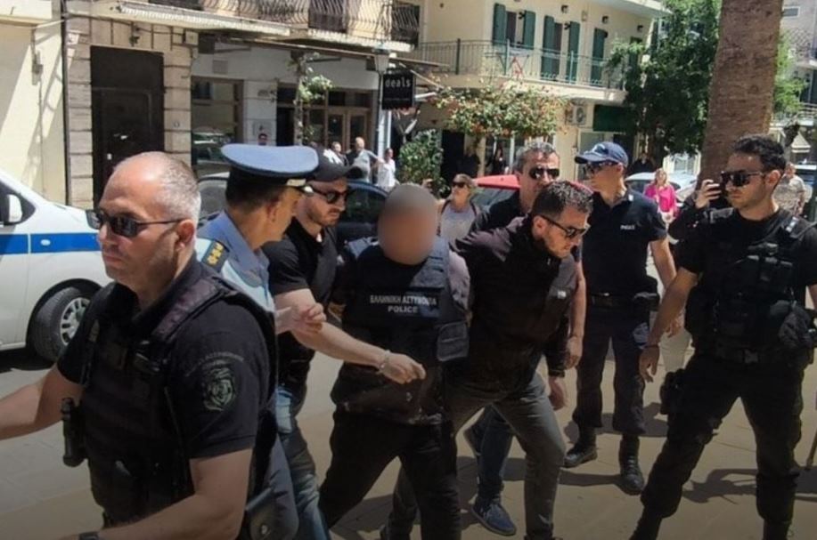 δολοφονία, Ζάκυνθος, συμβολαιογράφος, σύλληψη, ανακριτής, κατηγορούμενοι, ληστεία, μαχαίρωμα, πολυτελείς βίλες, ενοικιαζόμενα δωμάτια, αστυνομία, Ανθρωποκτονιών, παρακολούθηση, διαφυγή, υπόθεση, εγκληματικό σχέδιο, βασικός ύποπτος, Νεμέα, απολογία, έγκλημα