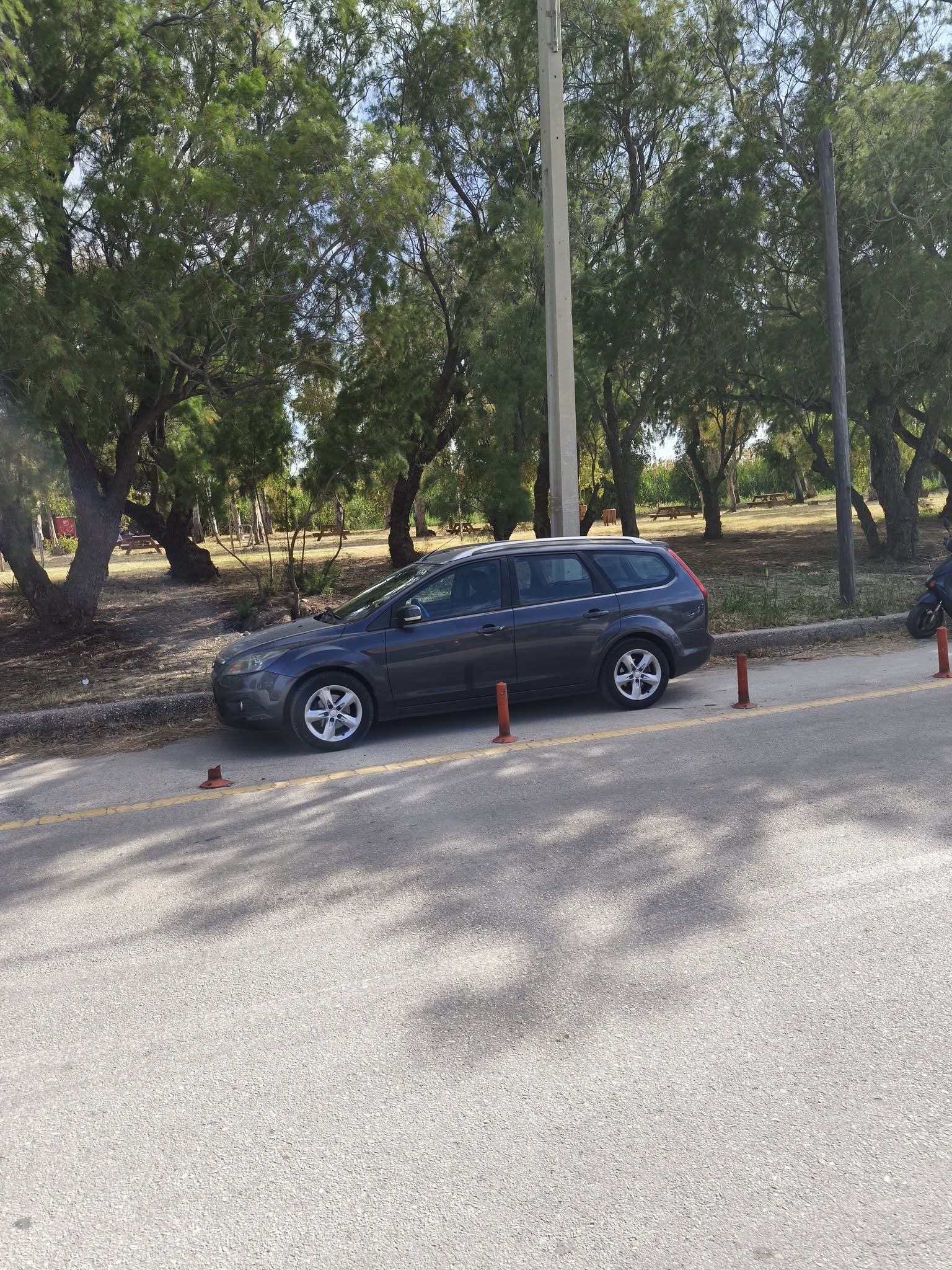 Μπορεί να είναι εικόνα 1 άτομο, αυτοκίνητο και δρόμος