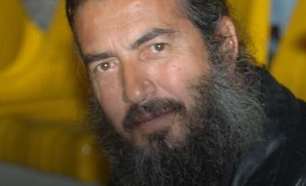 Βασίλης Δοξαράς, Απόλλων Πατρών, Πάτρα, θρυλικός οπαδός, Θεός Απόλλων, φίλαθλος, θάνατος, λύπη, Κώστας Κατσιφάρας, ελληνικό μπάσκετ, ιστορική ομάδα, Απολλωνιστής, πατραϊκός αθλητισμός, κερκίδες, φιγούρα-σύμβολο, πολιτιστική ταυτότητα, πιστός οπαδός, συγκίνηση, επικήδειος, εφημερίδα