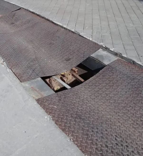 Άνω Πόλη, Παντοκράτορος, επικίνδυνο σημείο, έργα ανάπλασης, εργοτάξιο, χαντάκι, κακοτεχνίες, τραυματισμοί, πεζοί, μαθητές, 3ο Δημοτικό Σχολείο, Δήμος, ασφάλεια, δημότες, υποδομές, πρόχειρη κάλυψη, κινδύνου, τραυματισμός, σχολική ασφάλεια, Ανδρέας Αποσκίτης
