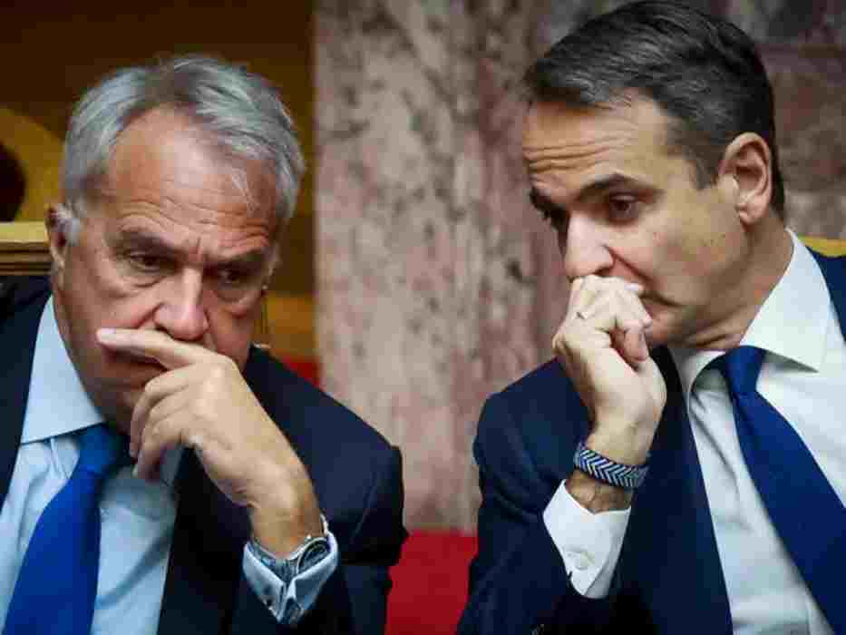 Κυβέρνηση, Πρωθυπουργός, ΝΔ, Αντιπολίτευση, ΠΑΣΟΚ, Υπουργός, Υφυπουργός, Μέγαρο Μαξίμου, Παραίτηση, ΟΠΕΚΕΠΕ, Σκάνδαλο, Πολιτική ευθύνη, Απομάκρυνση, Συνομιλίες, Ποινικό ζήτημα, Πρόωρες εκλογές, Αποφάσεις, Αντικατάσταση, Πολιτικός αναβρασμός, Προανακριτική Επιτροπή, Εξεταστική Επιτροπή, Υπουργείο Μετανάστευσης, Μεταναστευτικές ροές, Ευρωπαϊκή πολιτική, Επιστροφές