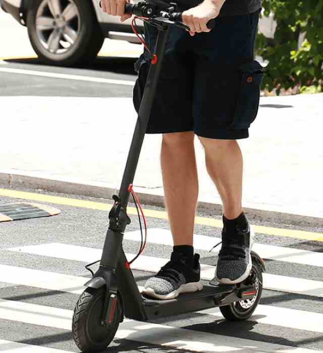 Πάτρα, οδός Αυστραλίας, τροχαίο ατύχημα, παράσυρση, ηλεκτρικό πατίνι, εγκατάλειψη οδηγού, ΙΧ, Τροχαία Πατρών, κάμερες ασφαλείας, αναζητείται οδηγός, Γιώργος Γκαδόλος, Παναγιώτης Γκαδόλος, τραυματισμός, αστυνομικές έρευνες, δικαιοσύνη