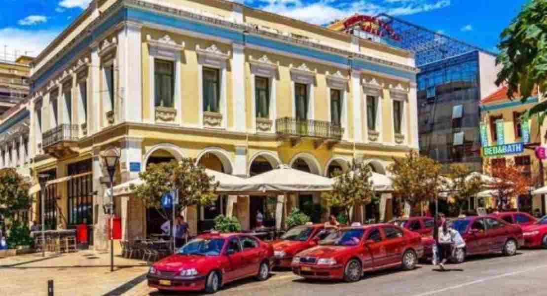 ταξί, πλατεία Γεωργίου, Πάτρα, πιάτσα ταξί, οδηγοί ταξί, οδός Ερμού, προβλήματα στάθμευσης, κινητικά προβλήματα, ηλικιωμένοι, τοπική αγορά, καταστήματα, μειωμένη κίνηση, δημοτική απόφαση, συγκοινωνία, πρόσβαση, επαγγελματίες, Ι.Χ., εμπορική δραστηριότητα, μεταφορά πιάτσας, αντίδραση οδηγών ταξί