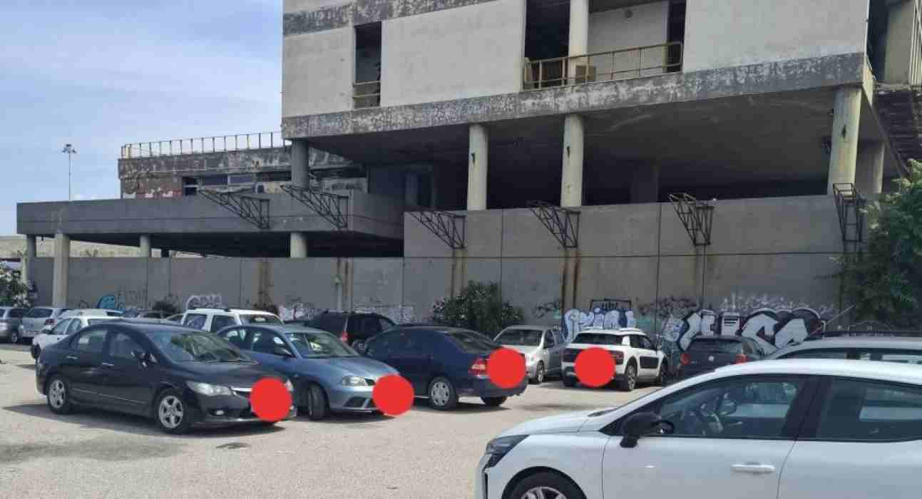 Πάτρα, στάθμευση, κέντρο πόλης, επικίνδυνο κτίριο, Υπηρεσίες Λιμένος, προαύλιος χώρος, δημοτικό πάρκινγκ, Νότιο Πάρκο, λεωφορείο, βλάβη, δημόσια ασφάλεια, κυκλοφοριακό πρόβλημα, έλλειψη θέσεων, αυτοκίνητα, οδηγοί, μετακίνηση, αστικό κέντρο, δημοτική συγκοινωνία, κίνδυνος, υποδομές