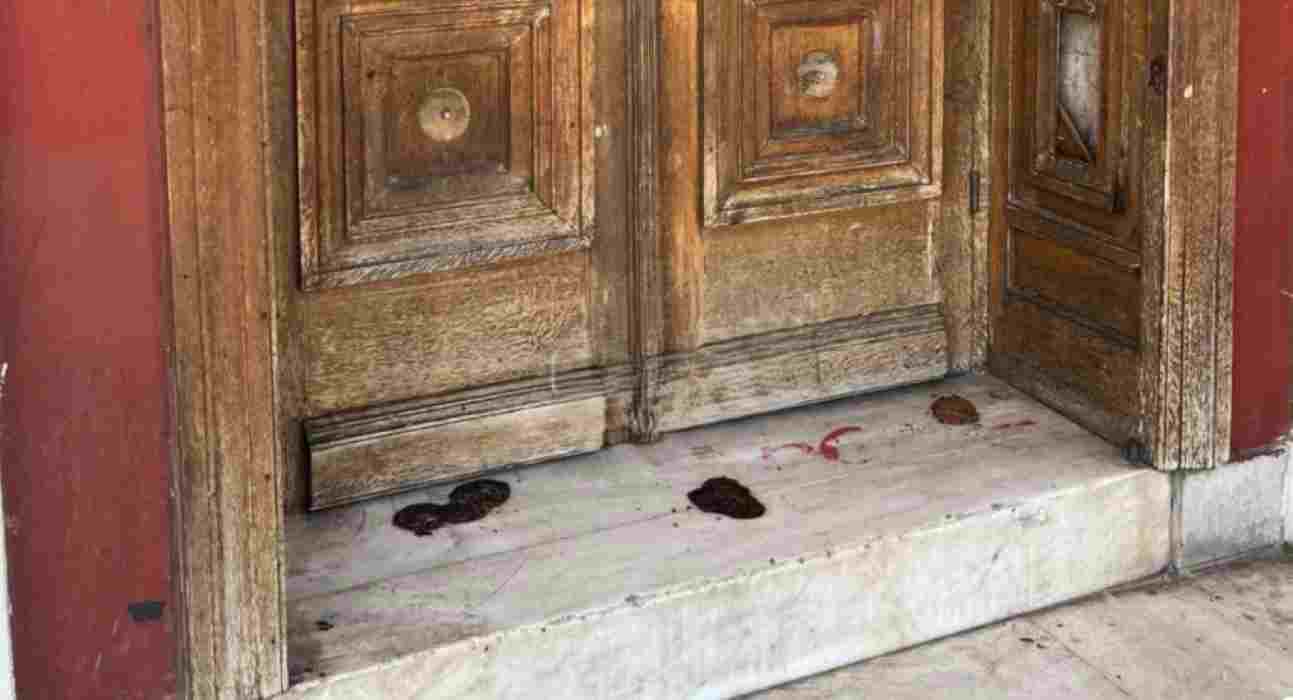 Πάτρα, Δημοτικό Θέατρο Απόλλων, παρακμή, εγκατάλειψη, σκουπίδια, ακαθαρσίες, κόπρανα, δυσωδία, περιβάλλον, καθαριότητα, πολιτισμός, πολίτες, διαμαρτυρίες, υγιεινή, δημόσιος χώρος, πολιτιστική κληρονομιά, άμεση παρέμβαση, αίσθημα ντροπής, δημοτική αρχή, πολιτιστικές εκδηλώσεις, εικόνα πόλης