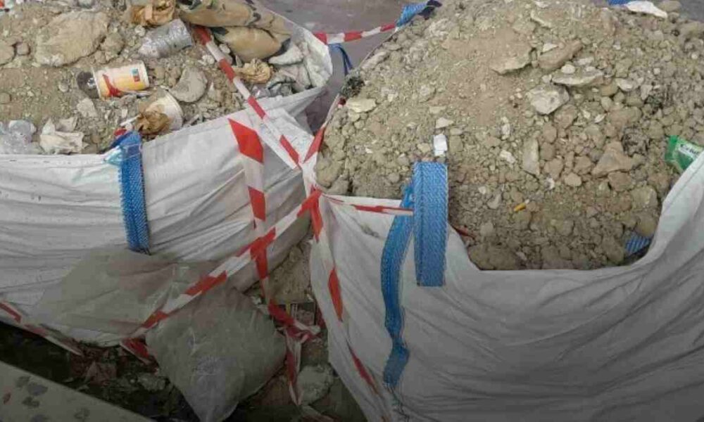 Πάτρα, οδός Κορίνθου, μπάζα, τηλεπικοινωνίες, εργασίες, εμπορικό κέντρο, εγκαταλελειμμένα μπάζα, Δήμος Πατρέων, καθαριότητα, αγανάκτηση κατοίκων, δημόσιος χώρος, αισθητική πόλης, ασφάλεια πεζών, απομάκρυνση μπάζων, προβλήματα καθημερινότητας