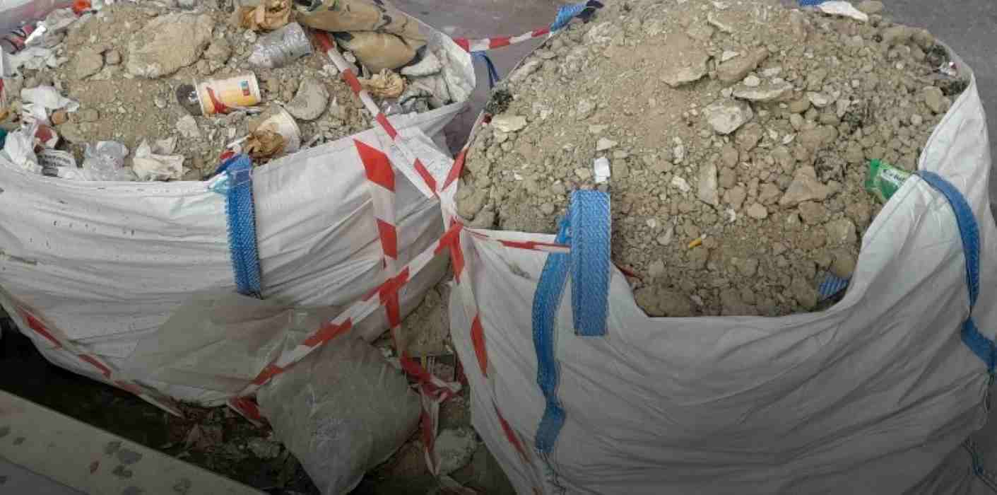 Πάτρα, οδός Κορίνθου, μπάζα, τηλεπικοινωνίες, εργασίες, εμπορικό κέντρο, εγκαταλελειμμένα μπάζα, Δήμος Πατρέων, καθαριότητα, αγανάκτηση κατοίκων, δημόσιος χώρος, αισθητική πόλης, ασφάλεια πεζών, απομάκρυνση μπάζων, προβλήματα καθημερινότητας