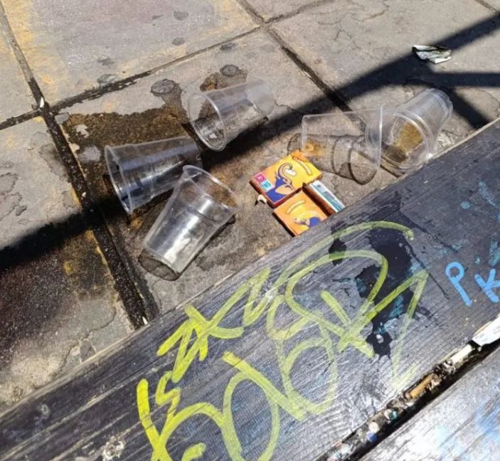 Πάτρα, Γεροκωστοπούλου, φοιτητές, εξεταστική, σκάλες, πλατεία Γεωργίου, σκουπίδια, βραδινή έξοδος, δημόσιος χώρος, καθαριότητα, νεολαία, φοιτητούπολη, αδιαφορία, σεβασμός, κοινωνική ευθύνη, παρέες, μπουκάλια, μπύρες, αναψυκτικά, σκουπίδια στην Πάτρα, φωτογραφίες, κοινωνικά δίκτυα, αγανάκτηση κατοίκων, διασκέδαση, πολιτισμός, πόλη όλων μας