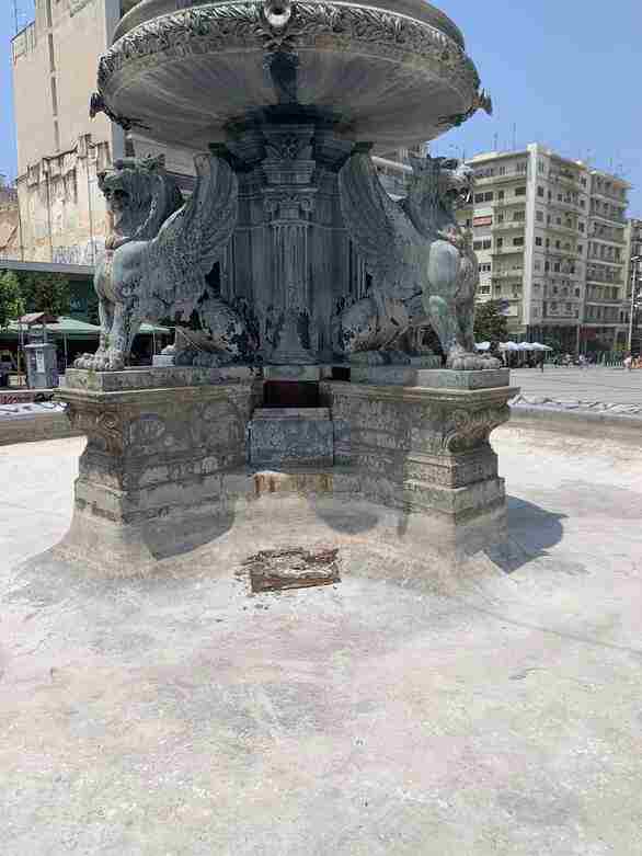 Πάτρα, πλατεία Γεωργίου, σιντριβάνια, φθορά, υγρασία, σκουριά, πολιτιστική κληρονομιά, συντήρηση, φθορά, διάβρωση, δημόσιος χώρος, μνημεία, αποκατάσταση, προστασία, πολιτισμός, εικόνες, παρέμβαση, ιστορία, παραμέληση, κίνδυνος, αναστρέψιμη ζημιά, δράση, συλλογικότητα, δημόσια κριτική