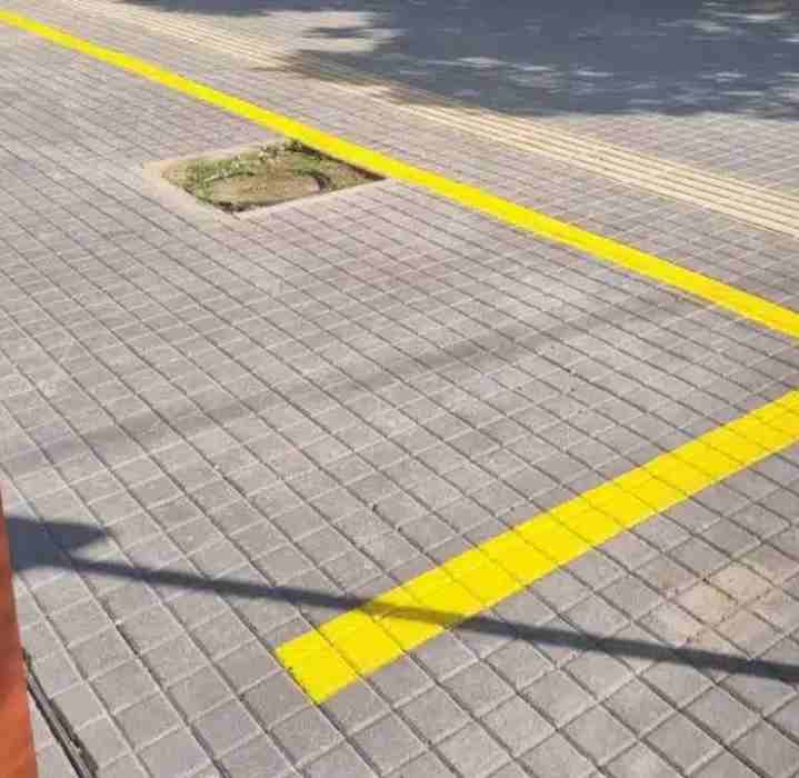 Τριών Ναυάρχων, διαγραμμίσεις, πεζόδρομος, επαγγελματίες εστίασης, Δήμος Πατρέων, Θανάσης Βούλτσης, Rooster, δημοτική αρχή, κοινόχρηστος χώρος, παρανομία, αισθητική υποβάθμιση, αντίδραση καταστηματαρχών, σημαδούρες, pride, δημόσιος χώρος, παρεμβάσεις δήμου, τοπική κοινωνία, καταγγελία, διαβούλευση, αυθαίρετες παρεμβάσεις