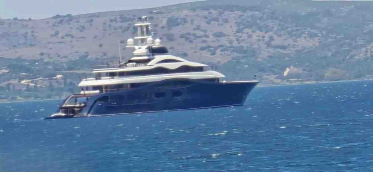 Μαρκ Ζούκερμπεργκ, Κεφαλονιά, Launchpad, Wingman, γιοτ, Meta, Facebook, ελληνικά νησιά, καλοκαιρινές διακοπές, Ιόνιο, πολυτελή σκάφη, tender, Ζούκερμπεργκ Ελλάδα, διασημότητες στην Ελλάδα, τουρισμός, Κεφαλονιά 2025, Ζούκερμπεργκ γιοτ, κοσμική άφιξη, θαλάσσιος τουρισμός, VIP αφίξεις