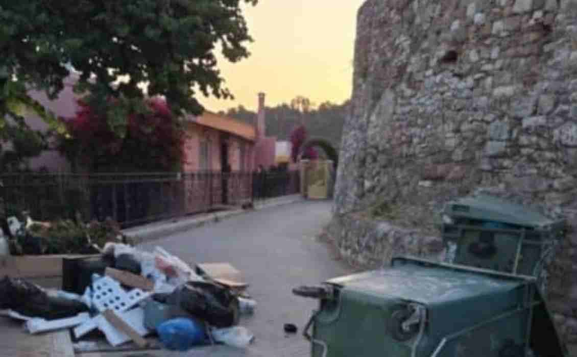 βανδαλισμοί, Κάστρο, κάδοι απορριμμάτων, κλειστός δρόμος, άγνωστοι δράστες, αποκλεισμένοι κάτοικοι, τοπική κοινωνία, οργή κατοίκων, αστυνόμευση, καθαριότητα δήμου, εμπόδια, κυκλοφοριακό πρόβλημα, νυχτερινό περιστατικό, αστυνομική έρευνα, φθορές δημόσιας περιουσίας, δημόσια τάξη, σκουπίδια στο δρόμο, αποκλεισμός οχημάτων, στενός δρόμος, δημόσια ασφάλεια