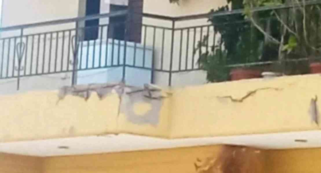 πτώση σοβάδων, Πάτρα, πολυκατοικία, οδός Λευκωσίας, Αστυνομία, τραυματισμοί, πεζοδρόμιο, ασφάλεια πολιτών, παλιά κτίρια, στατικότητα, έλεγχοι κτιρίων, δομικά υλικά, επικινδυνότητα, δημόσιος χώρος, κορδέλες ασφαλείας, περιστατικό, κάτοικοι Πάτρας, κινδυνολογία, μέτρα πρόληψης, δημοτική αρχή