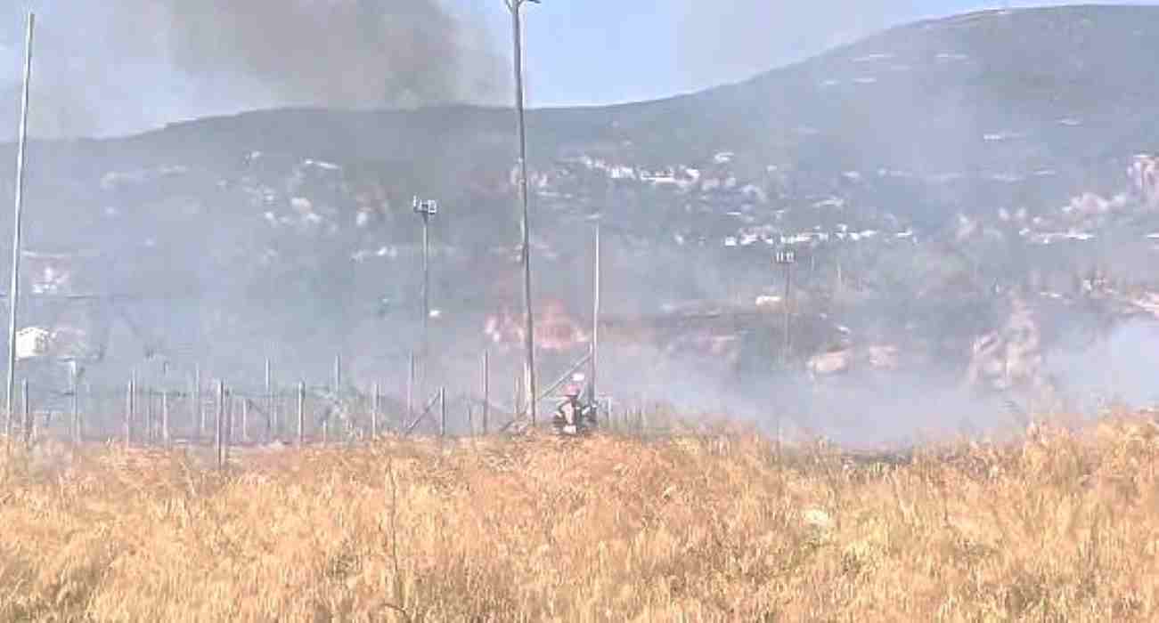 φωτιά, Εγλυκάδα, καταυλισμός, Πυροσβεστική, υψηλές θερμοκρασίες, Περιμετρική, Σούλι, Οβρυά, Αστυνομία, αποκλεισμός δρόμου, Ηρακλέους, τένις κλαμπ, Πανελλήνιοι Αγώνες Τένις, αναβολή, κάτοικοι, διαμαρτυρία, πρόληψη πυρκαγιών, αδιαφορία αρχών, καλοκαιρινές πυρκαγιές, φλόγες, Περιφέρεια, Πολιτική Προστασία