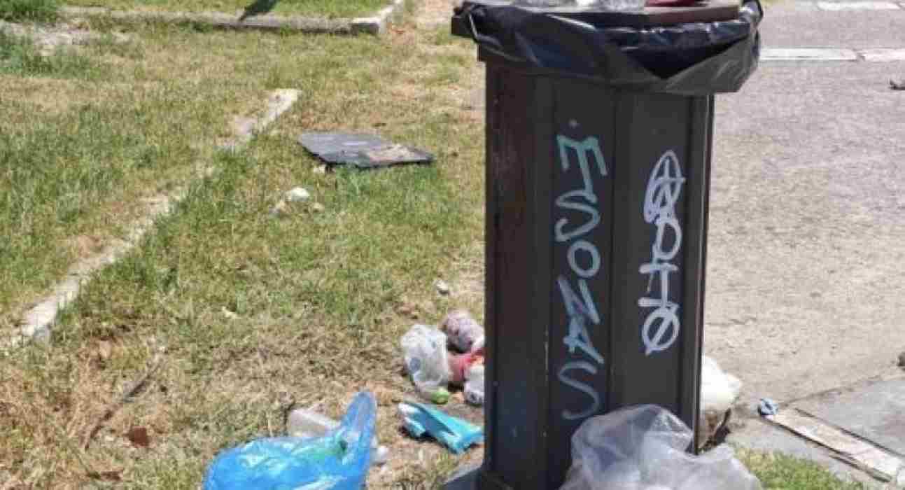 Ιερός Ναός Αγίου Ανδρέα, Πάτρα, σκουπίδια, καθαριότητα, καλαθάκια, αποκομιδή απορριμμάτων, Δήμος Πατρέων, τουρισμός, προσκυνηματικός τουρισμός, επισκέπτες, μνημείο, τοπόσημο, πολιούχος, εγκατάλειψη, αισθητική, δημόσιος χώρος, πολιτισμός, ευθύνη δήμου, δημότες, Βαλκάνια, Ελλάδα, καλοκαιρινή περίοδος, δυσοσμία, εικόνα πόλης, καθαρή εικόνα, σεβασμός, πράξεις πολιτισμού, τουριστική εικόνα, δημοσιογραφικό ρεπορτάζ