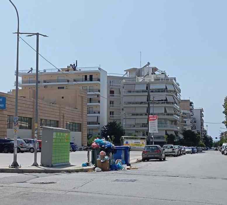 Πάτρα, σκουπίδια, κάδοι απορριμμάτων, παράπονα πολιτών, καθαριότητα, δυσοσμία, ζέστη, δημόσια υγεία, απορρίμματα, δήμος Πατρέων, καλοκαίρι, υγειονομικός κίνδυνος, καθαριότητα πόλης, αρμόδιες υπηρεσίες, γειτονιές Πάτρας, πεζοδρόμια, στοίβες σκουπιδιών, αποπνικτική ατμόσφαιρα, διαμαρτυρίες, υπηρεσία καθαριότητας