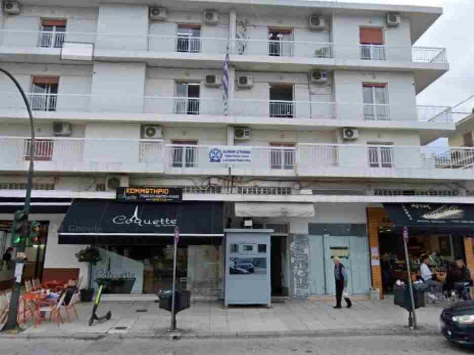 ανελκυστήρας, Τροχαία Πατρών, Αστυνομικό Τμήμα, προσβασιμότητα, αναπηρία, κινητικά προβλήματα, δημόσια υπηρεσία, παραβίαση δικαιωμάτων, ίση μεταχείριση, Δικαιοσύνη, Χάρης Τσίτσικας, Ένωση Αστυνομικών Υπαλλήλων Αχαΐας, καύσωνας, αμέλεια, συντήρηση υποδομών, προσβασιμότητα κτιρίων, καταγγελία, Σύνταγμα, ανθρώπινα δικαιώματα, παρακώλυση πρόσβασης