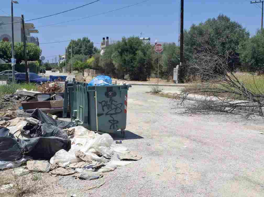 Νεάπολη, Ζαρουχλείκα, Πάτρα, σκουπίδια, καθαριότητα, κάδοι, απορρίμματα, κλαδιά, Δήμος Πατρέων, συνεργεία καθαριότητας, αποκομιδή, δημόσια υγεία, κοινόχρηστοι χώροι, παράπονα κατοίκων, αδιαφορία Δήμου, υποβάθμιση περιοχής, χωματερή, γειτονιά, προβλήματα καθαριότητας, εικόνα εγκατάλειψης